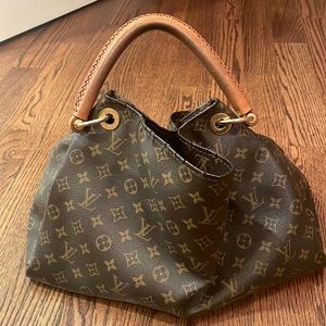 Louis Vuitton Artsy Good condition, few pen marks inside on lining